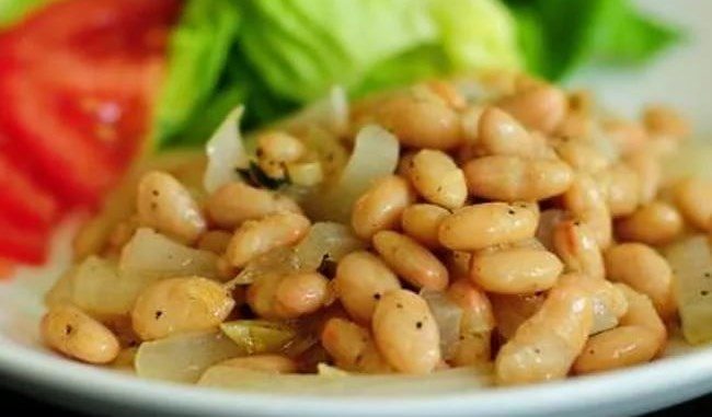 Фасоль, тушенная с луком Фасоль, тушенная с луком