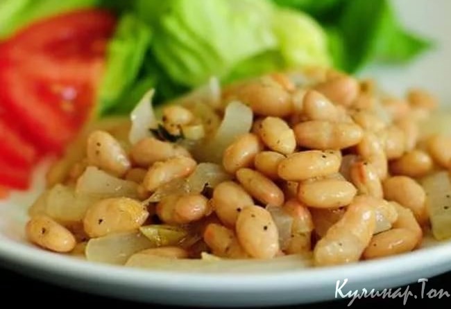 Фасоль, тушенная с луком