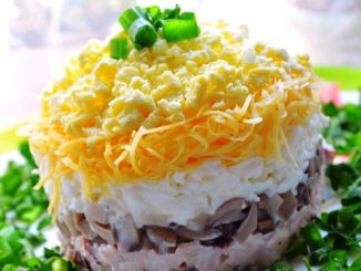 Французский салат с курицей и маринованными грибами
