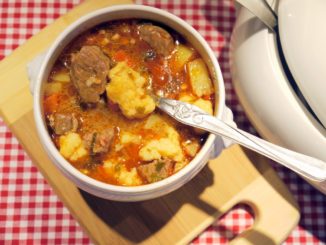 Гуляш с клецками