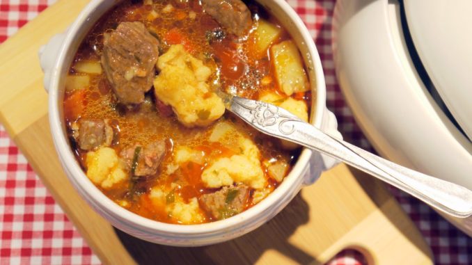 Гуляш с клецками Гуляш с клецками