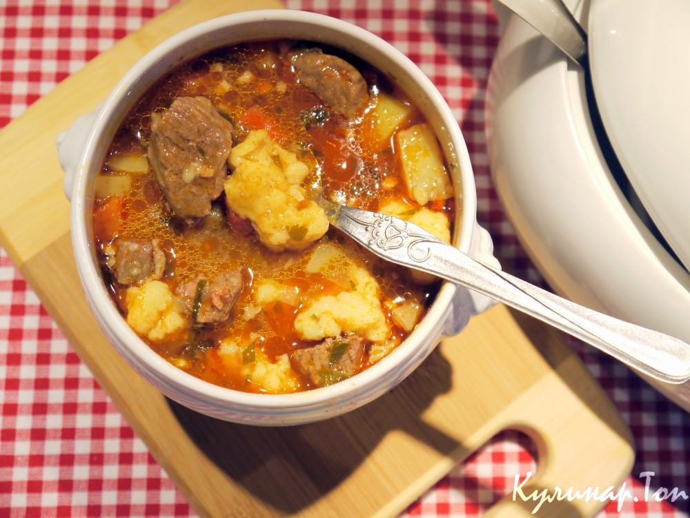Гуляш с клецками