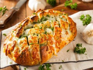 Хлеб, запеченный с сыром и чесноком