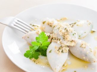 Кальмары, фаршированные рисом и сыром