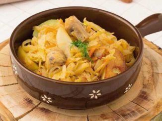 Капуста с картофелем и маринованными грибами