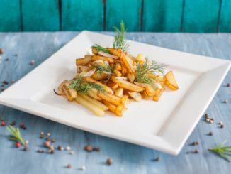 Картофель, жаренный с яблоками