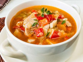 Красный суп с курицей и картофелем