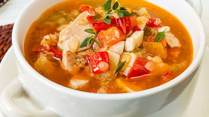 Красный суп с курицей и картофелем Красный суп с курицей и картофелем