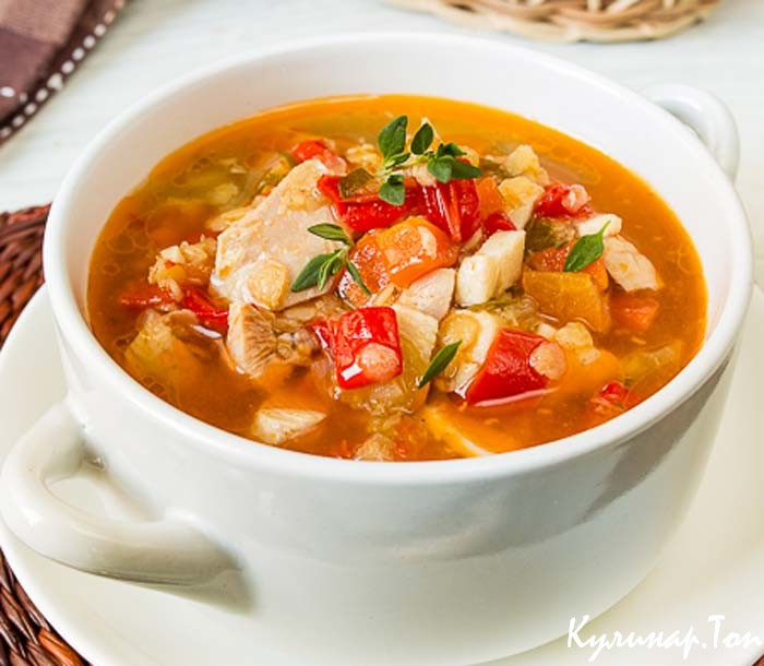 Красный суп с курицей и картофелем