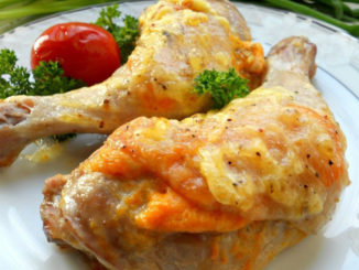 Курица под соусом из сулугуни