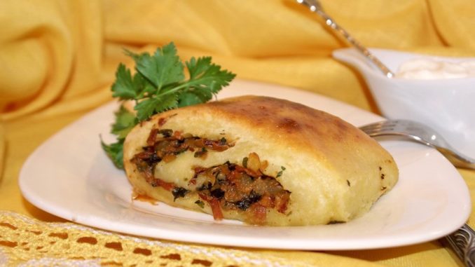 Мекленбургский картофельный рулет со шкварками Мекленбургский картофельный рулет со шкварками
