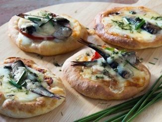 Мини-пицца со шпротами