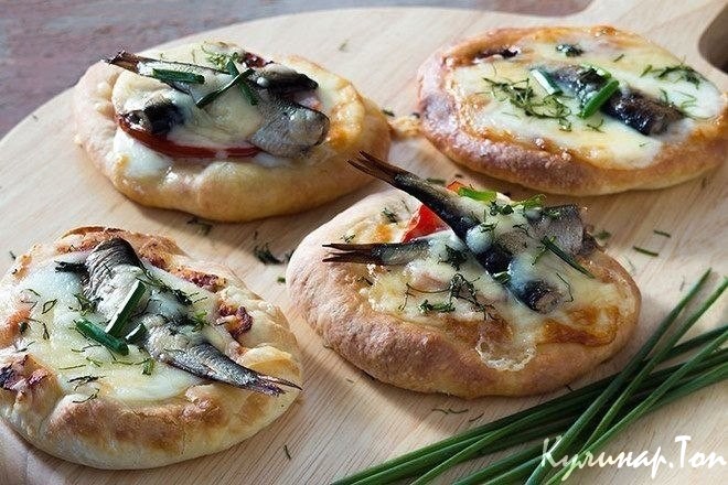 Мини-пицца со шпротами