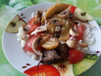 Печень с шампиньонами и помидорами