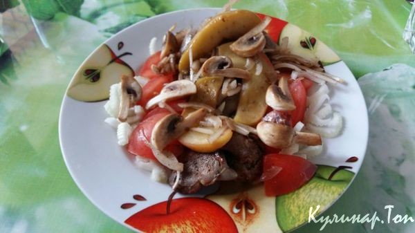 Печень с шампиньонами и помидорами Печень с шампиньонами и помидорами