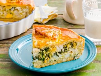 Пирог с белой рыбой, анчоусами и луком-пореем