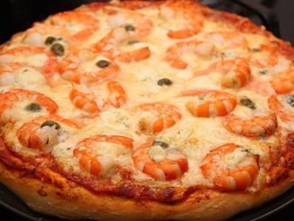 Пицца с креветками под соусом из каперсов