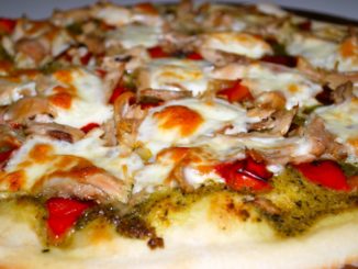 Пицца с курицей и соусом песто