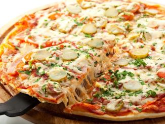 Пицца с ветчиной и маринованными огурчиками