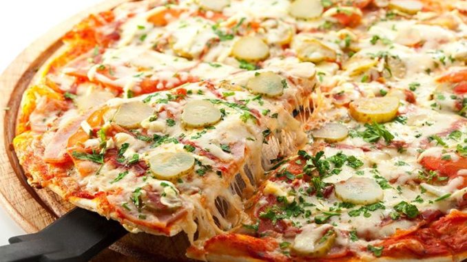 Пицца с ветчиной и маринованными огурчиками Пицца с ветчиной и маринованными огурчиками