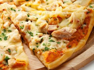 Пицца с жареной курицей