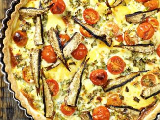 Пицца со шпротами и маринованными помидорами