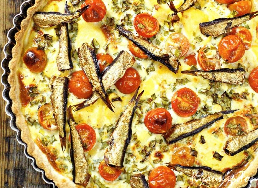 Пицца со шпротами и маринованными помидорами