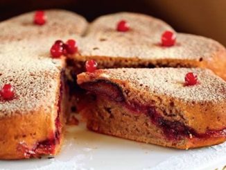 Постный пирог со сливами и брусникой