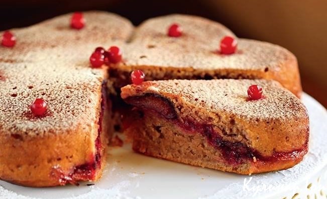 Постный пирог со сливами и брусникой