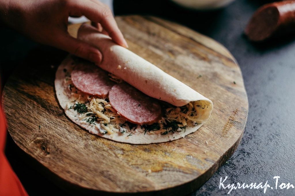 Роллы с сыром и салями