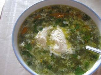 Щи из квашеной капусты с зеленью и сметаной