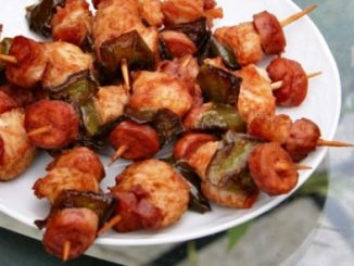 Шашлык из овощей и сосисок