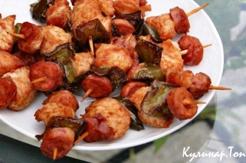 Шашлык из овощей и сосисок Шашлык из овощей и сосисок