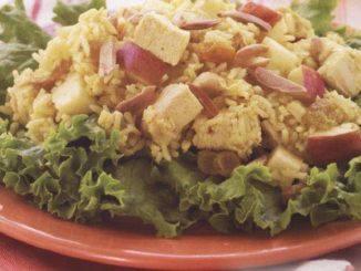 Салат из курицы с яблоком и рисом