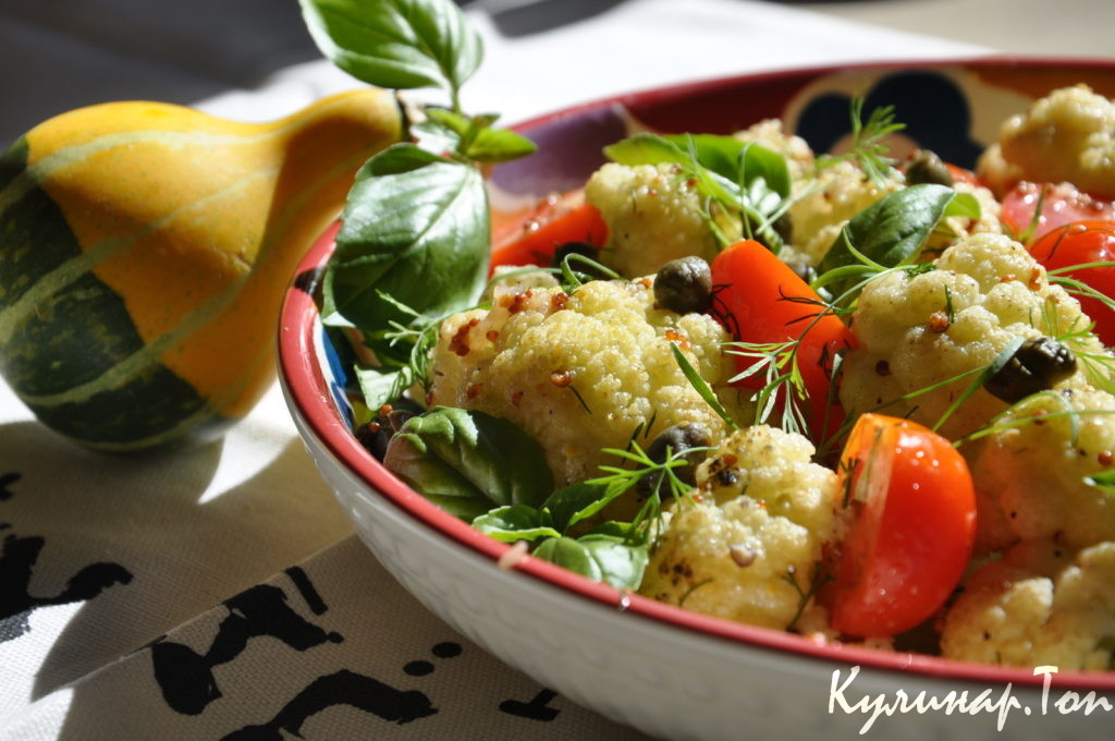Салат из цветной капусты, помидоров и зелени