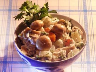 Салат овощной с мясом и макаронами по-французски