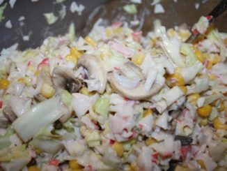 Салат с крабовыми палочками и грибами