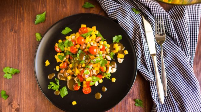 Салат с кукурузой и курицей Салат с кукурузой и курицей