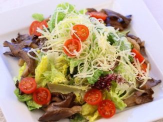 Салат с курицей и вешенками