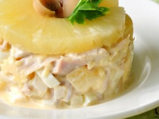 Салат с курицей, шампиньонами и ананасом