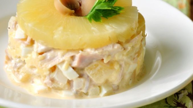 Салат с курицей, шампиньонами и ананасом Салат с курицей, шампиньонами и ананасом