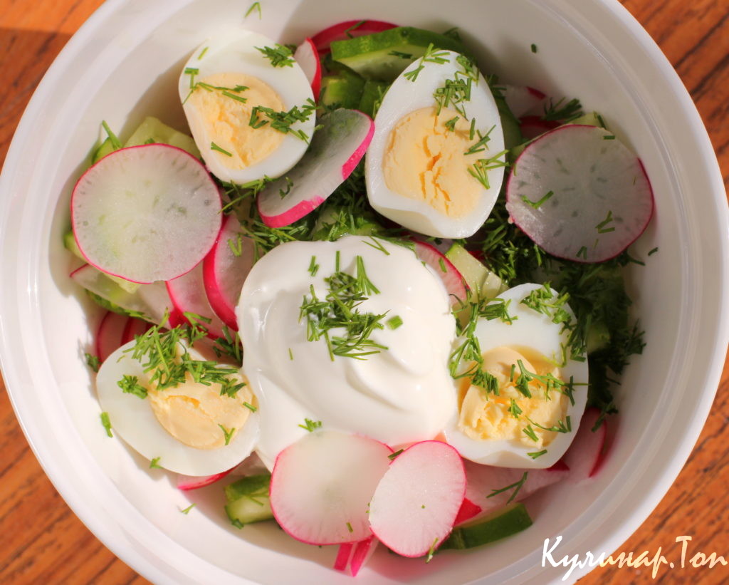 Салат с редисом, кальмарами и яйцами