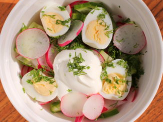 Салат с редисом, кальмарами и яйцами