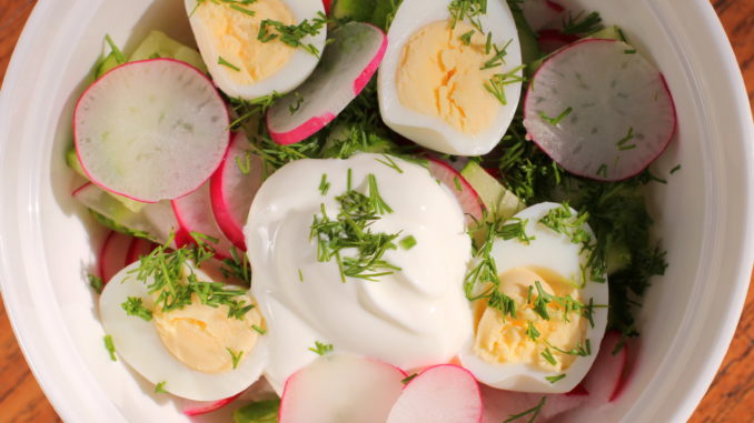 Салат с редисом, кальмарами и яйцами Салат с редисом, кальмарами и яйцами