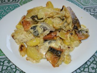 Скумбрия с картофелем, запеченные под майонезом