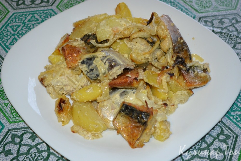 Скумбрия с картофелем, запеченные под майонезом