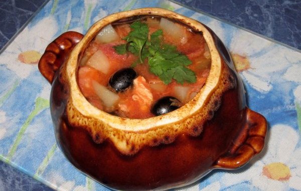 Солянка мясная в горшочках Солянка мясная в горшочках