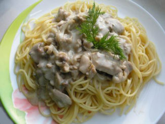 Спагетти с курицей в сливочном соусе