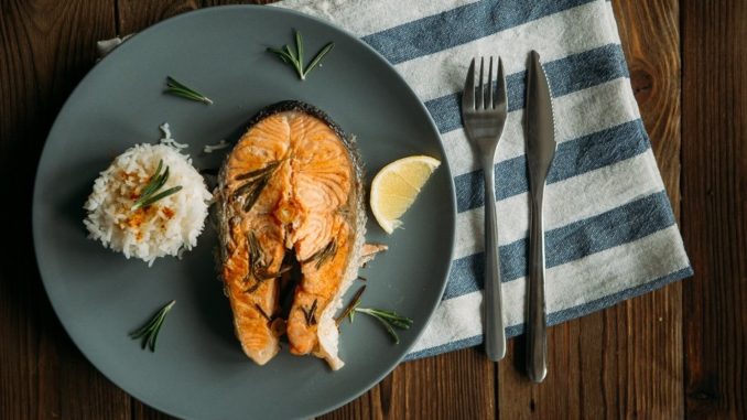 Стейк из семги с розмарином и лимоном Стейк из семги с розмарином и лимоном
