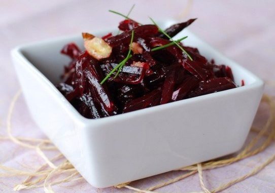 Свекла с черносливом, чесноком и грецкими орехами Свекла с черносливом, чесноком и грецкими орехами